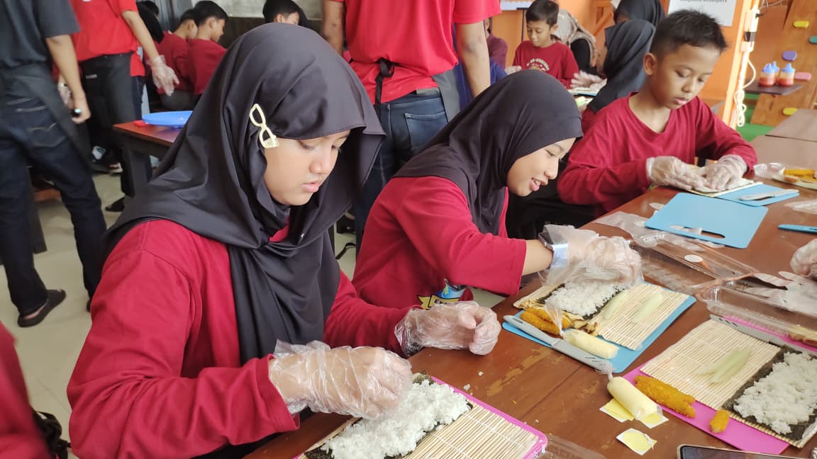Belajar Budaya Jepang, Siswa Kelas 5C dan 5D MI Ar-Roudhoh Ikuti Outing Class Membuat Sushi