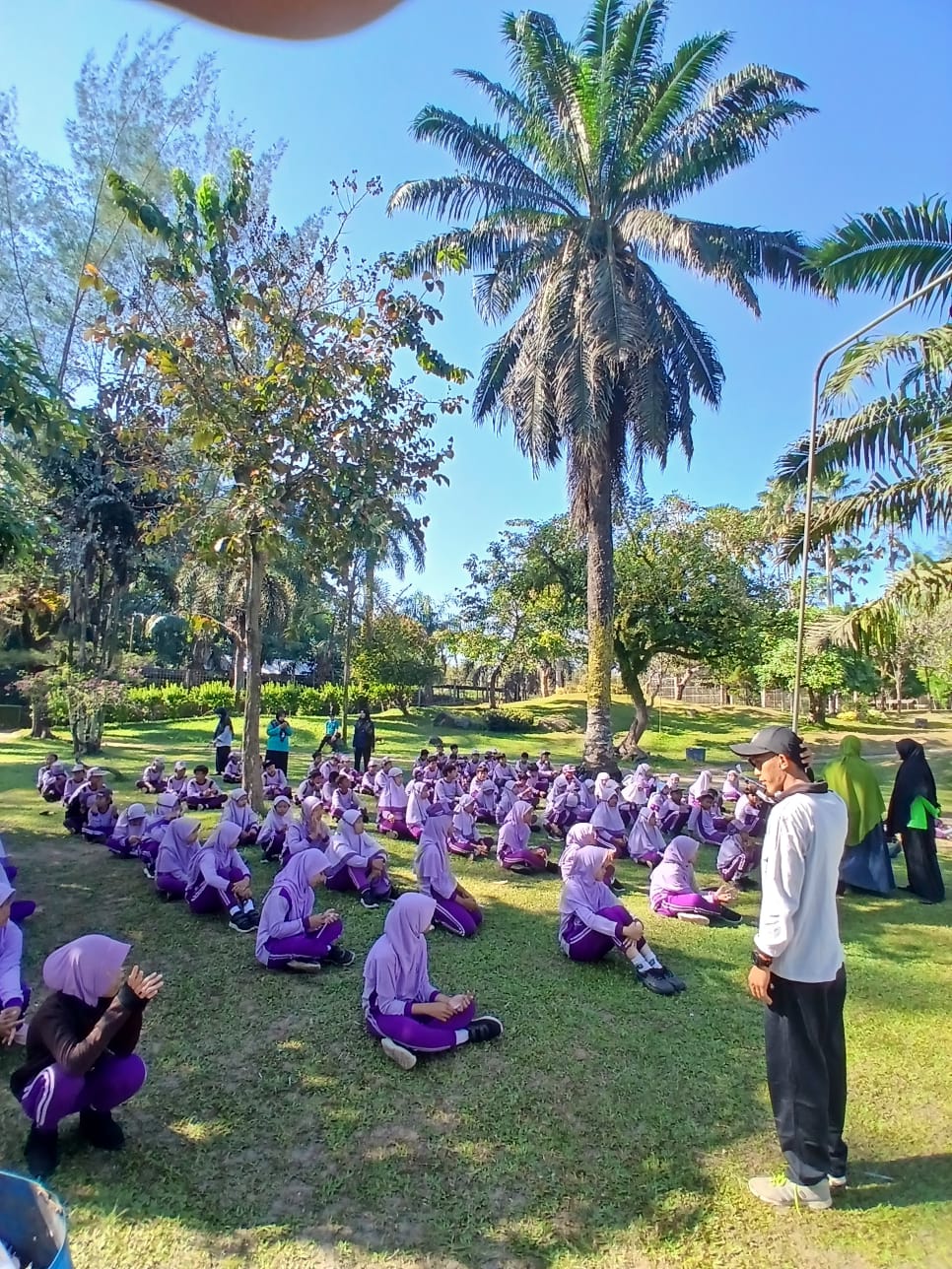 Belajar Seru di Taman Galaxy Jember, Siswa Kelas Unggulan Kenali Dunia Hewan Secara Langsung