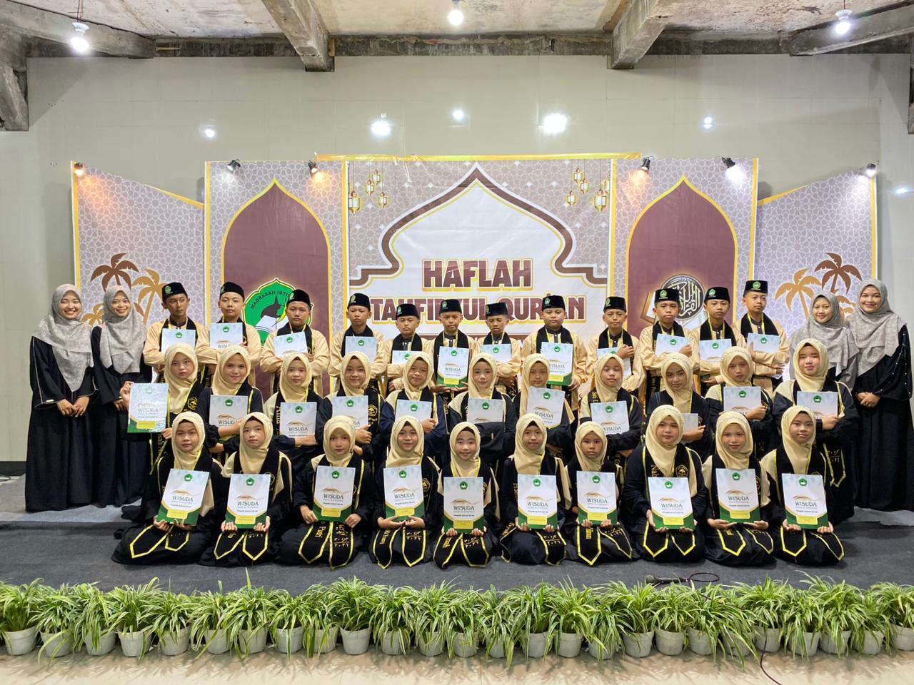 Haru dan Penuh Khidmat, 33 Siswa-Siswi MI Ar-Roudhoh Ikuti Haflah Tahfidzul Qur’an Juz 30