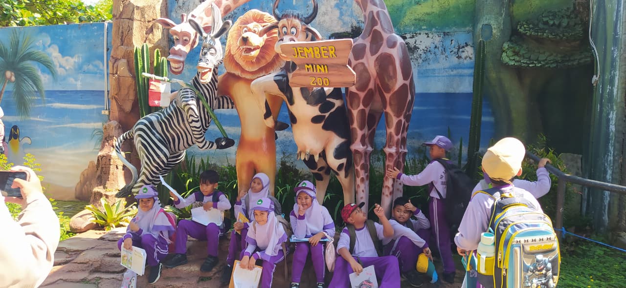 Outing Class Seru, Siswa Excellent 3B dan 3C Belajar Langsung di MiniZoo Jember
