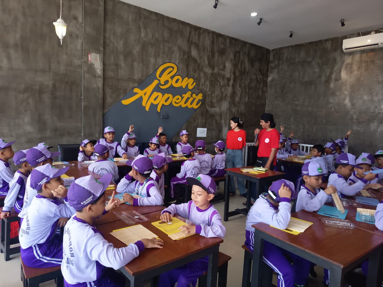 Class Meeting Seru! Siswa Excellent Class Kelas 1 Belajar Membuat Sushi di Sushimurra
